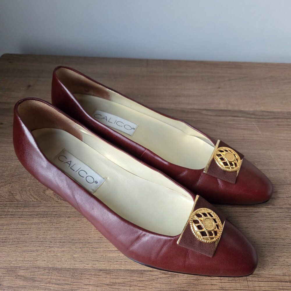 VINTAGE CALICO BRICK RED GENUINE LEATHER GOLD MEDALLION LOW PUMPS SIZE 8